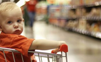 Store Worker Sees a Child Left in a Shopping Cart, but the Child Is Terrified the Moment His Supposed Mother Appears – Story of the Day