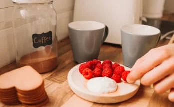 Single Dad of Two Girls Wakes up to Prepare Breakfast for His Daughters, Finds It Already Cooked